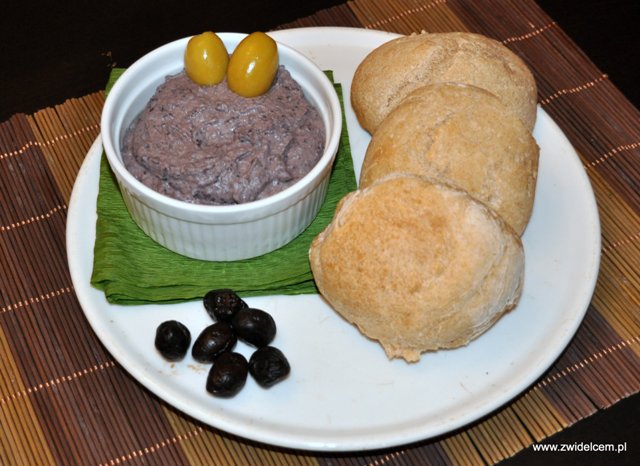 Hummus z czarnej fasoli i pszenne bułeczki