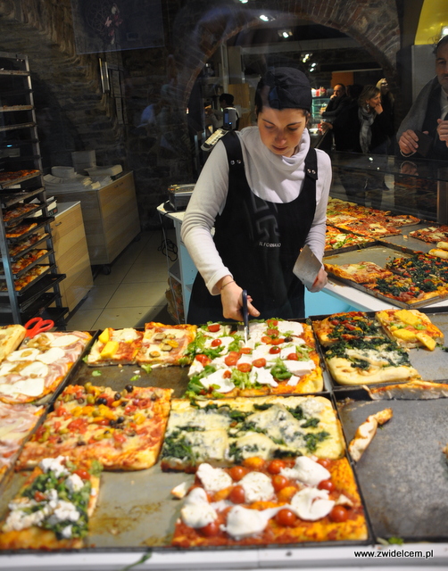 Bergamo - IL Fornaio - pani kroi pizzę nożyczkami