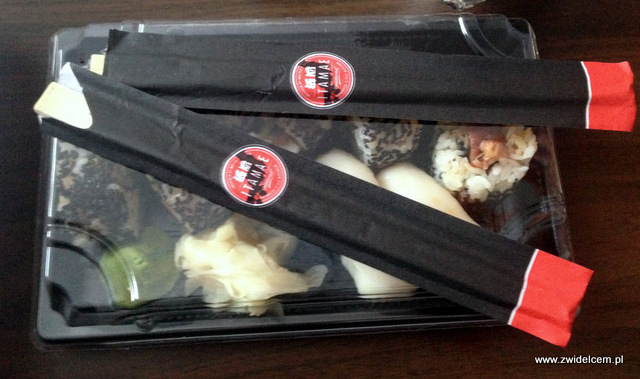 Kraków - Nine Kitchen - sushi box z pałeczkami