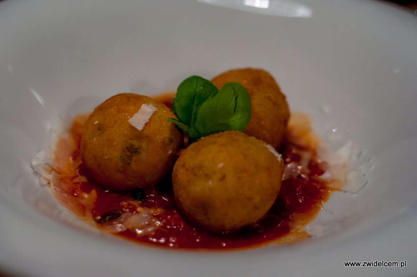 Kraków - Nolio - Arancini - Mozzarella di bufala Campana D.O.P. wędzona - zest z pomarańczy - szynka prosciutto di Parma D.O.P. - sos z pomidorów San Marzano D.O.P. - Parmiggiano-Reggiano