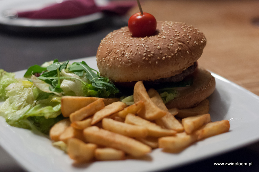 Kraków - Malecon - Burger z frytkami