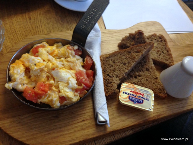 Kraków - Wesoła Cafe - jajecznica z pomidorami i chlebem