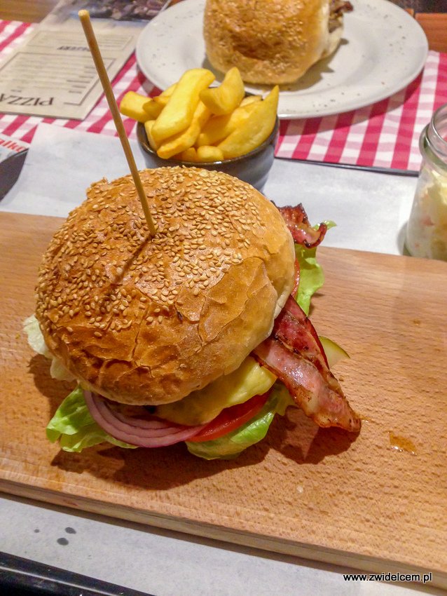 Kraków - American Streetz Barbecue - Texas Burger - bekon - frytki