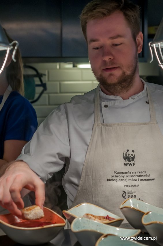 Kraków - Studio Twój Kucharz - Kampania na rzecz ochrony różnorodności biologicznej mórz i oceanów - warsztaty dla blogerów - Kuba układa rybę