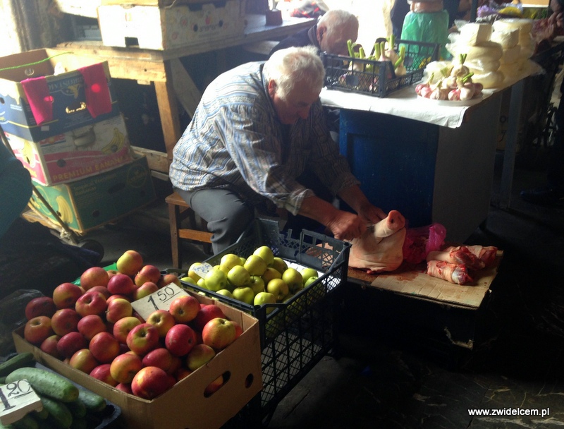 Gruzja - Tbilisi - Dezerters Bazaar - golenie świni