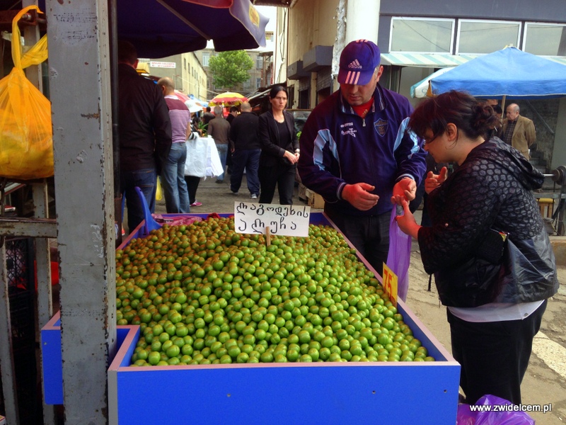 Gruzja - Tbilisi - Dezerters Bazaar - zielone śliwki na tkemali