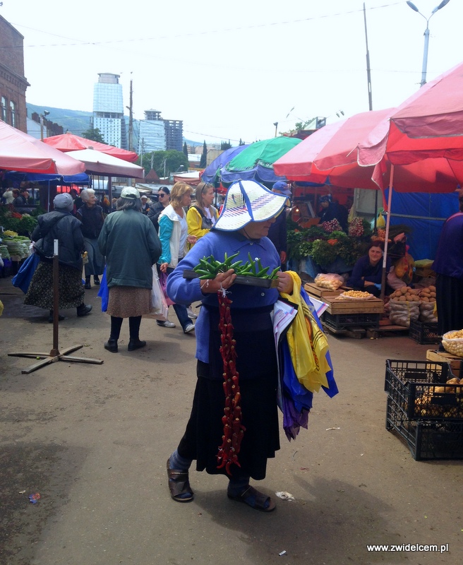 Gruzja - Tbilisi - Dezerters Bazaar - sprzedawczyni papryczek