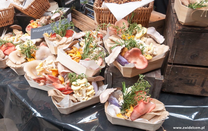 Londyn - London - Borough Market - mushroom boxes