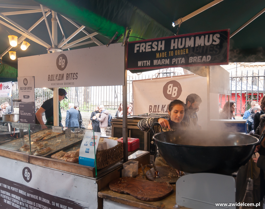 Londyn - London - Borough Market- Fresh Hummus with warm pita bread