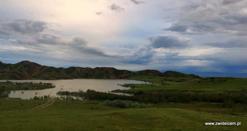 Gruzja - Jezioro koło Udabno - panorama