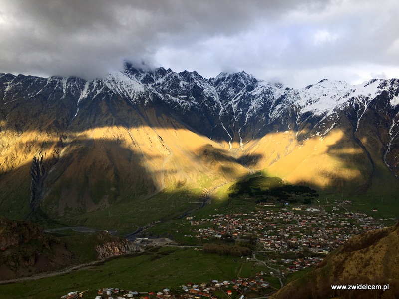 Gruzja - Kazbegi - widok z Gergeti