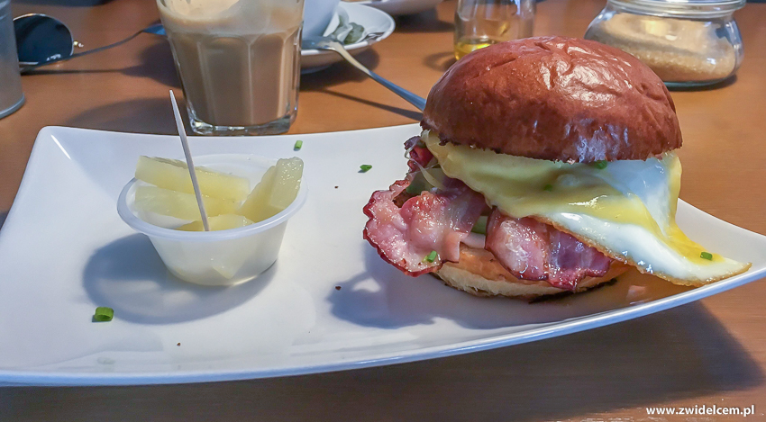 Kraków - Chicken Cafe - bułka z boczkiem, jajkiem, awokado