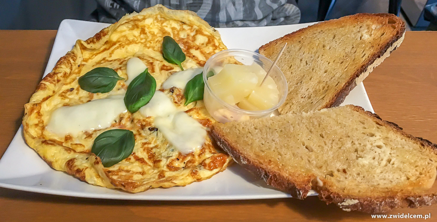 Kraków - Chicken Cafe - Omlet z suszonymi pomidorami i mozarellą