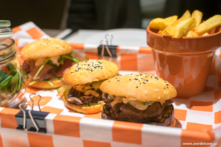 Kraków - Hotel Legend - Bistro Beta - burgery z frytkami i sałatką