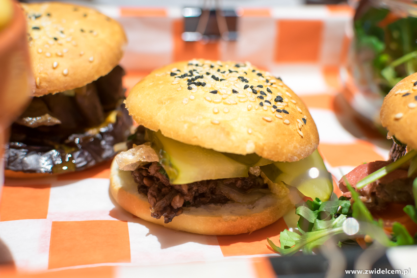 Kraków - Hotel Legend - Bistro Beta - burger z kaszanką i ogórkiem małosolnym